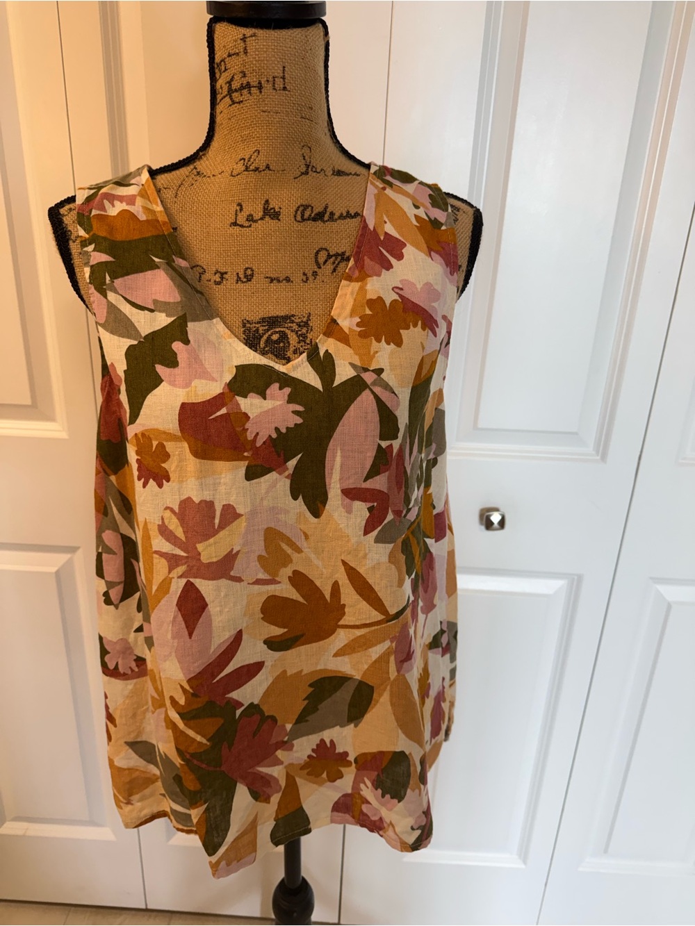 Joie Floral Pink and Gold
Sleeveless Women's Top 100%
Linen size Large